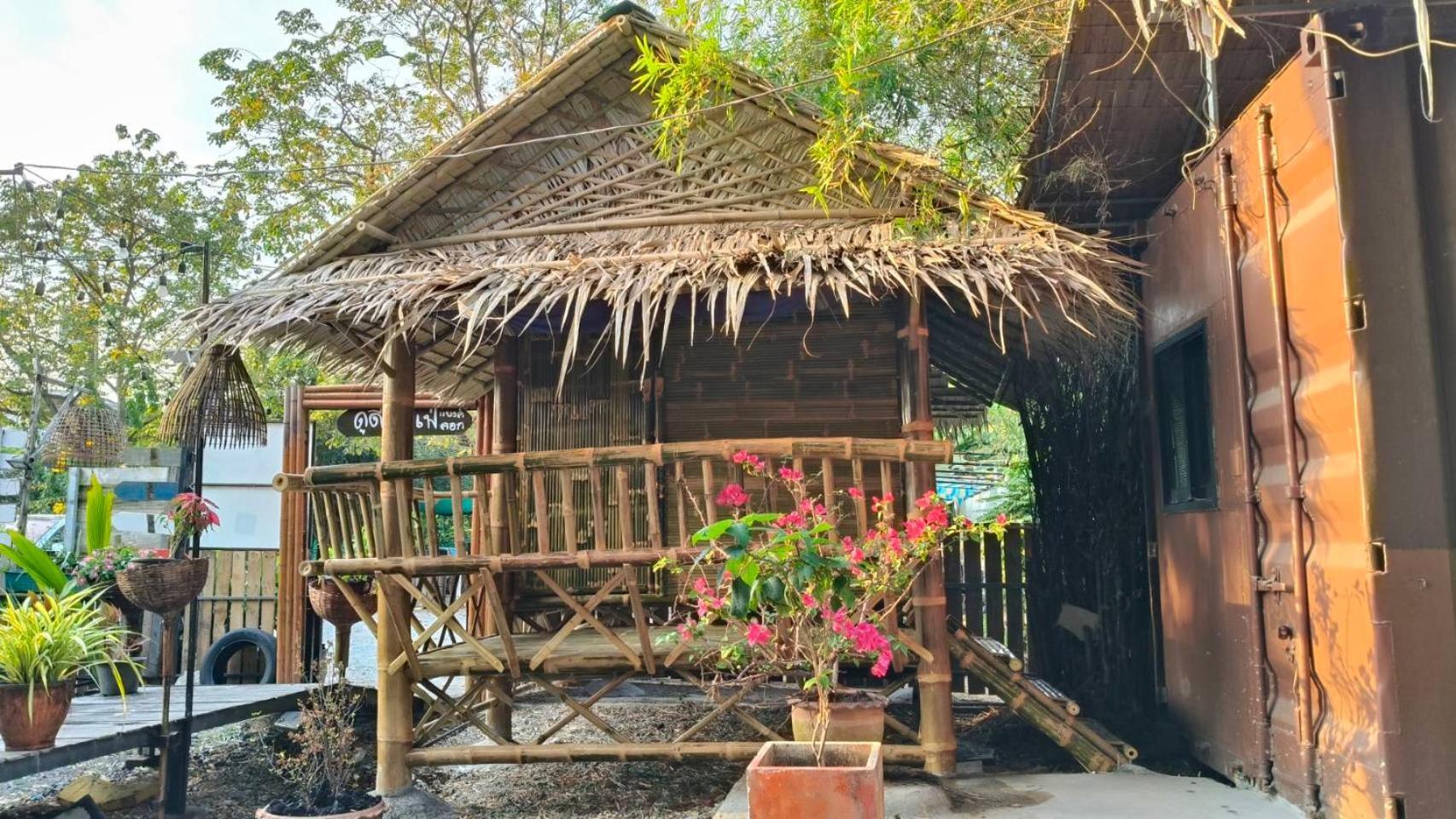 Do Dee Cafe Bangkok Hostel Exterior photo